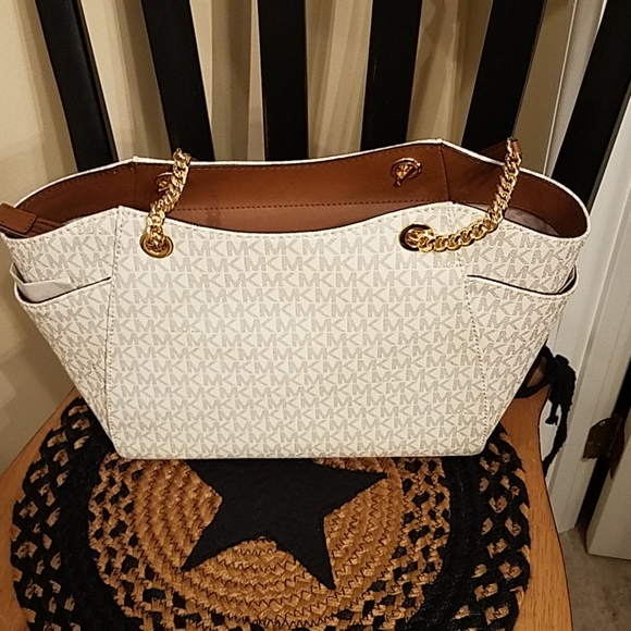 Brand new Michael Kors jet set travel purse - Picture 3 of 4